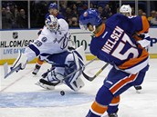 Frans Nielsen z NY Islanders posl puk na branku Tampy Bay, glman Anders