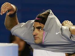 KUK! vcar Roger Federer si pevlk triko bhem utkn 4. kola na Australian