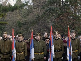 Krlovi podporovatel na ceremonii k pevezn ostatk Petera II. zptky do...