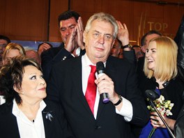 Milo Zeman s Jiinou Bohdalovou a dcerou Kateinou oslavují vítzství v...