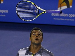 POLET͊? Jo-Wilfried Tsonga sleduje svou raketu ve tvrtfinle Australian Open