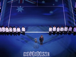 ZAHÁJENÍ. Legendární australská tenistka Margaret Courtová s trofejí pro...