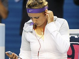 KLASICKÝ RITUÁL. Viktoria Azarenková pila na kurt k finále Australian Open...