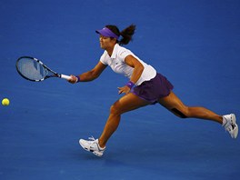 TOHLE ZVLÁDNU. ínská tenistka Li Na dobíhá míek v melbournském finále.