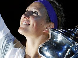 ÚSMV VÍTZKY. Viktoria Azarenková s vítznou trofejí na Australian Open v...