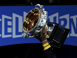 MOJE! Kdo drí trofej pro ampiona Australian Open? Novak Djokovi.