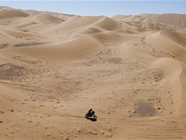 V DUNOVÉM POLI. Paulo Goncalves z Portugalska ve 13. etap Rallye Dakar na...