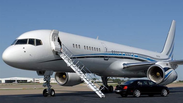 Boeing 757, který má hokejový tým Tampy pro cestu do Evropy zapjený od