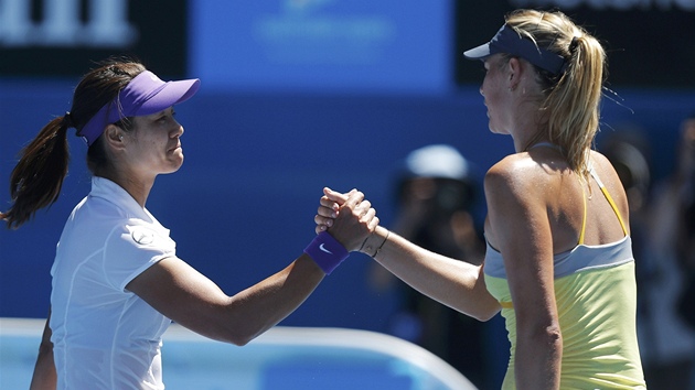 NEEKALA JSEM TO. Rusk tenistka Maria arapovov gratuluje k postupu do finle Australian Open sv pemoitelce Li Na z ny.