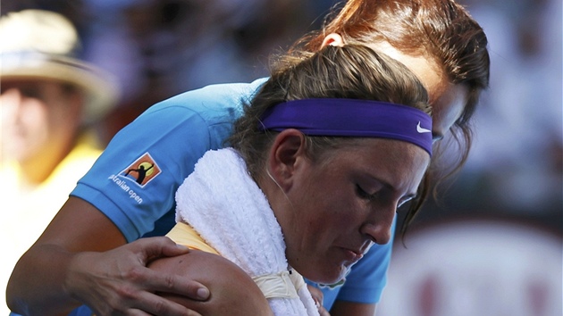 ROVNN. Fyzioterapeutka peuje o bloruskou tenistku Viktorii Azarenkovou v semifinle Australian Open.