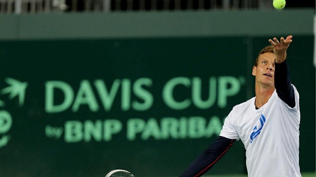 eský tenista Tomá Berdych u trénuje v enev na první kolo Davis Cupu proti