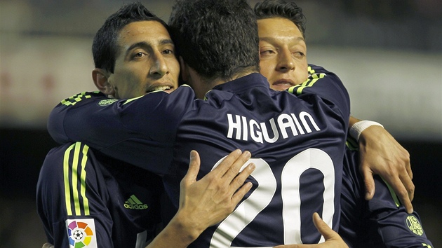 VEDEME! Fotbalist Realu Madrid oslavuj trefu do st Valencie. Prvn gl vstelil Gonzalo Higuain.