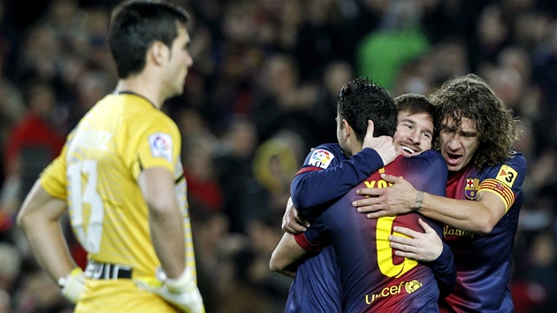 OSLAVA SE SPOLUHRI. Lionel Messi se raduje ze sv branky do st Osasuny s Xavim a Carlesem Puyolem, spoluhri z Barcelony.