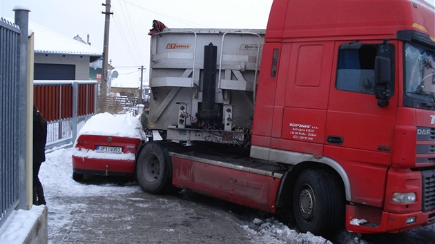V Plzni-Liticch v nedli odpoledne zaal hoet kamion pevejc uhl. idi si vas viml plamen a zavolal pomoc. 
