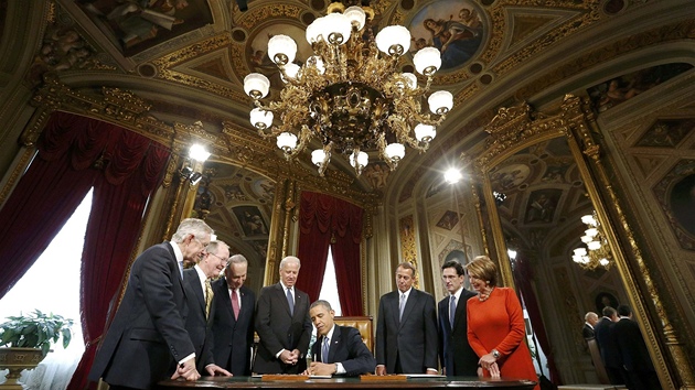 Barack Obama podepsal prvn dokumenty ve svm druhm obdob. Obklopen byl pitom vrcholnmi americkmi politiky - nejble k nmu stoj Joe Biden (vlevo) a f Snmovny reprezentant John Boehner (vpravo). Nejble k fotoapartu stoj f demokrat v Sentu Harry Reid (21. ledna 2013).