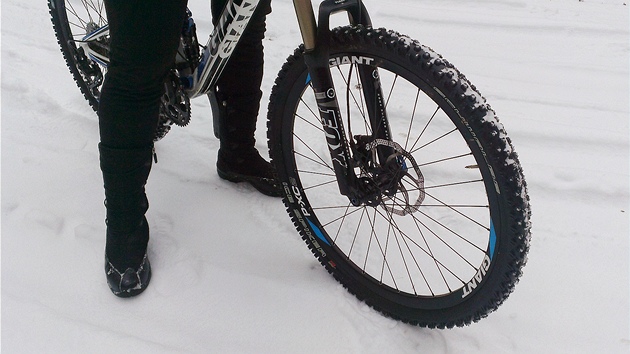 Asi nejbnj dostupn pl᚝ u ns, Schwalbe Ice Spiker 26'  2.10, se d sehnat piblin od 1 200 korun. Zimn obut tak mete mt na kole za necelch 2 500 korun.