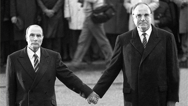 Francouzsk prezident Francois Mitterrand (vlevo) a nmeck kancl Helmut Kohl se dr za ruce pi uctn pamtky piblin 700 tisc padlch vojk pi bitv u Verdunu v roce 1916. (22. z 1984)