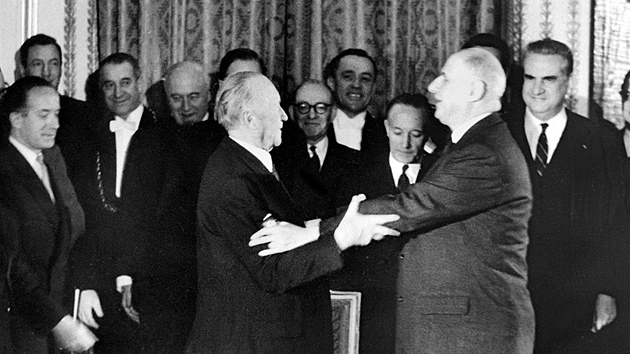 Nmeck kancl Konrad Adenauer (vlevo) a francouzsk prezident Charles de Gaulle podepsali v Pai 22. ledna 1963 takzvanou Elysejskou smlouvu o smen Francie s Nmeckem.