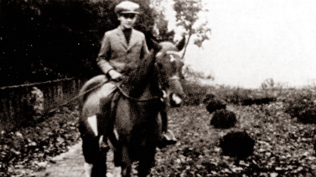Jedenctilet Karel Schwarzenberg v sedle svho kon Hektora, toho musel pi tku v prosinci 1948 nechat v eskoslovensku. 