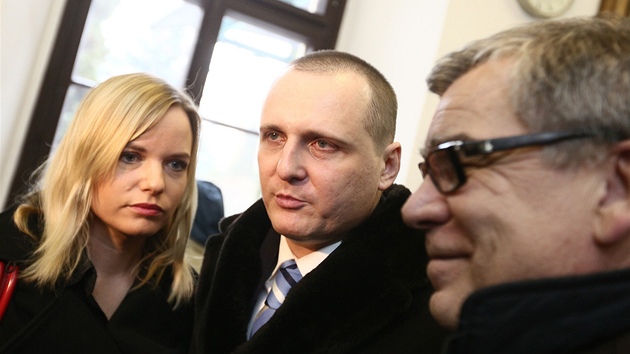 Vta Brtu doprvodila k Obvodnmu soudu pro Prahu 5 manelka Kateina Klasnov. (23. ledna 2013)