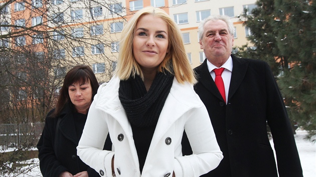 Milo Zeman s manelkou a dcerou odchzej k volbm v praskch Stodlkch. (25. ledna 2013)