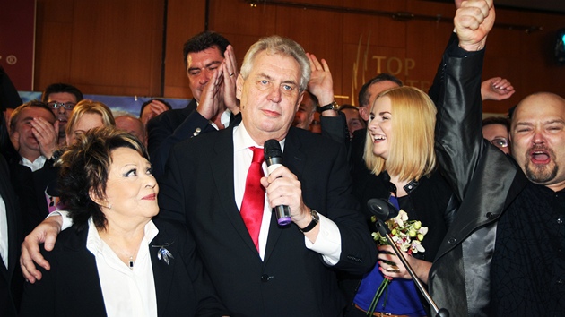 Milo Zeman s Jiinou Bohdalovou a dcerou Kateinou oslavuj vtzstv v prezidentskch volbch. (26. ledna 2013)