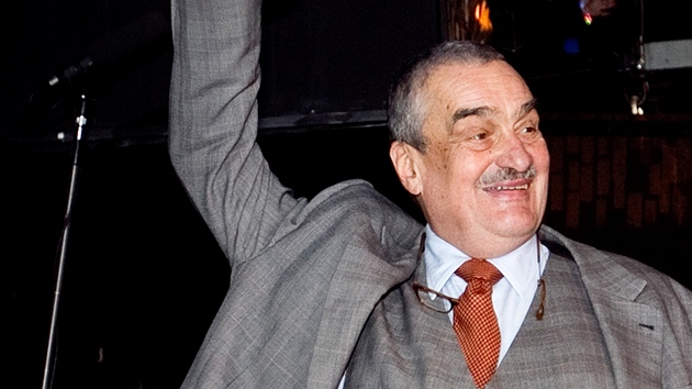 Poraen prezidentsk kandidt Karel Schwarzenberg ve svm volebnm tbu v...