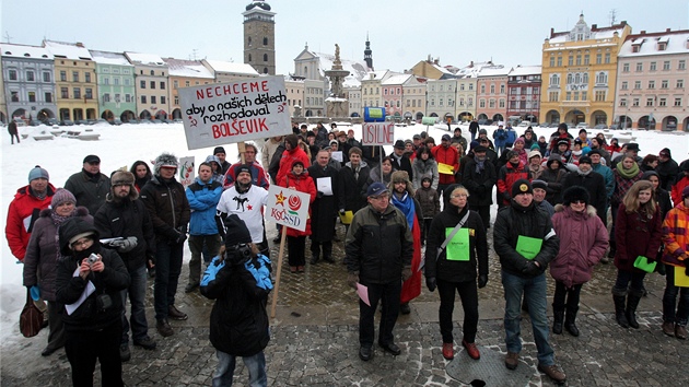 Zhruba 150 lid se selo na hlavnm nmst v eskch Budjovicch na dal demonstraci proti komunistm v krajsk vld.