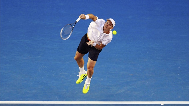 NA PODN. Tom Berdych servruje ve tvrtfinle Australian Open proti Novaku Djokoviovi.