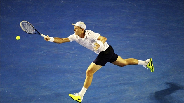 MM. Tom Berdych dosahuje na mek ve tvrtfinle Australian Open proti Novaku Djokoviovi.