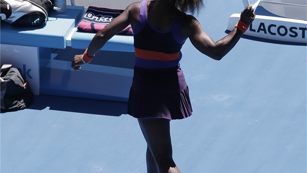 FRUSTRACE. Serena Williamsov zahazuje zlomenou raketu ve tvrtfinle Australian Open.