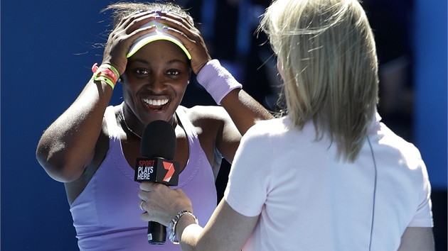 JE TO VBEC PRAVDA? Sloane Stephensov pi rozhovoru na kurtu pot, co ve tvrtfinle Australian Open porazila Serenu Williamsovou.