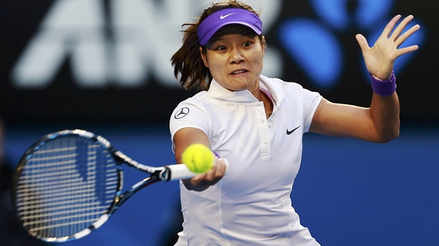 KONCENTRACE. nsk tenistka Li Na sleduje mek ve finle Australian Open.