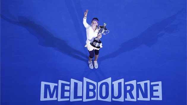 DVAKRT! Viktoria Azarenkov s vtznou trofej na Australian Open v Melbourne.