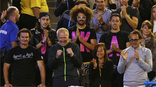 NEJBLI. Le Viktorie Azerenkov, v n nechyb tenistin ptel zpvk Redfoo, aplauduje Blorusce po druhm triumfu na Australian Open.