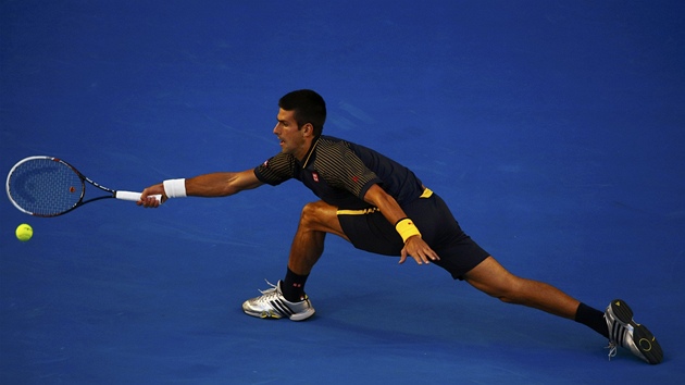 TROKU SE NATHNU... Novak Djokovi se sna doshnout na m ve finle Australian Open.