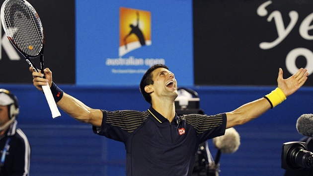 JE TO MON? Novak Djokovi jakoby svmu triumfu v Melbourne nevil.
