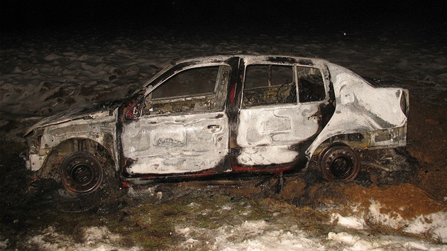 Auto nezodpovdného oféra v poli celé shoelo.