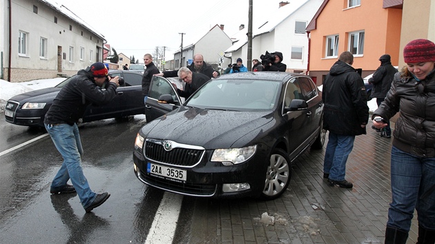 Pi sv cest se nejprve zastavil na nkup. Neustle byl v obleen novin. 