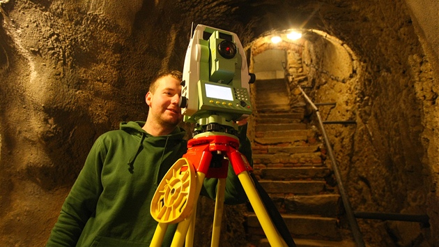 Pracovnci geodetick spolenosti vzali pstroje do jihlavskch katakomb a zkusili pesn zamit st chodeb pod centrem msta.