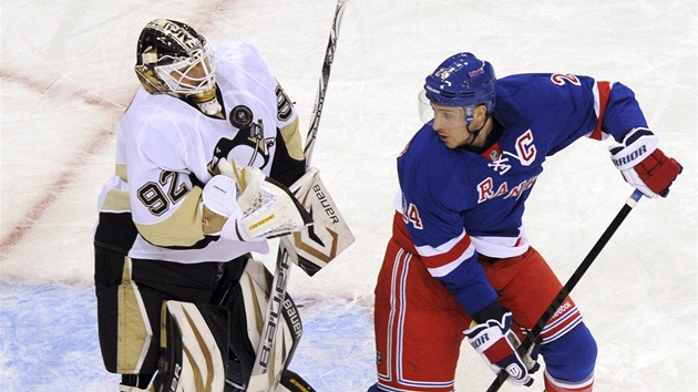 MM. Brank Pittsburghu Tom Vokoun krot puk ped Ryanem Callahanem z New York Rangers. 