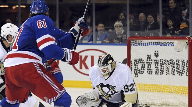 DAL ZKROK. Brank Pittsburghu Tom Vokoun  zasahuje v utkn proti New York Rangers. 