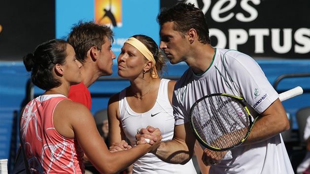GRATULACE. Lucie Hradeck s Frantikem ermkem po finle mixu na Australian Open s Jarmilou Gajdoovou a Matthewem Ebdenem.  