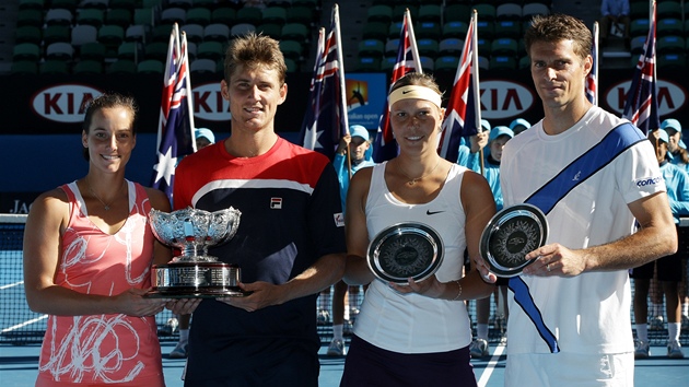 VTZOV A PORAEN. Lucie Hradeck s Frantikem ermkem (vpravo) pzuj  po prohranm finle mixu na Australian Open s vtznmi Jarmilou Gajdoovou a Matthewem Ebdenem.  