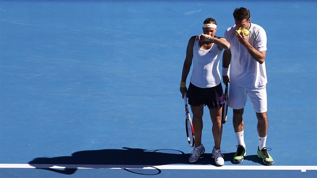 PORADA. Lucie Hradeck s Frantikem ermkem ve finle mixu na Australian Open.  