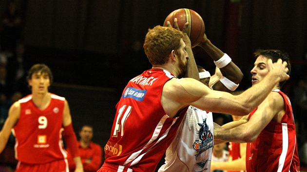 Basketbalist Nymburka v utkn proti Chomutovu