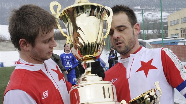 ZIMN KRLOV. Slvist Martin Hurka (vlevo) a Luk Jarolm si prohlej trofej pro vtze Tipsport ligy 2013.