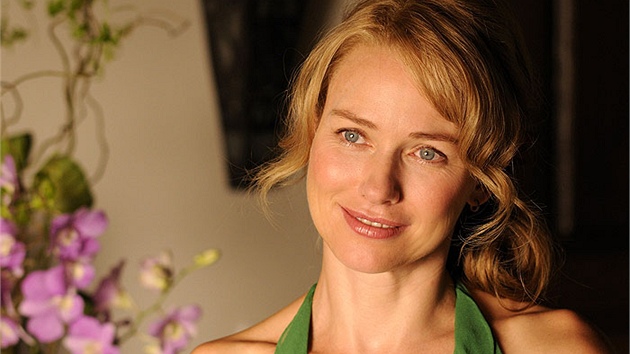 Naomi Wattsová ve filmu Nic nás nerozdělí Naomi Wattsová ve filmu Nic nás nerozdělí