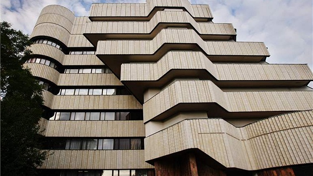 Hotel dodnes hovoří výraznou řečí tvarů.