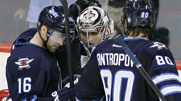 Branká Ondej Pavelec (uprosted) pijí gratulace ke svému výkonu od